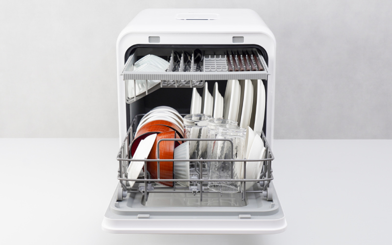 工事不要で設置できるサンコーのタンク式食器洗い乾燥機に21点の食器や