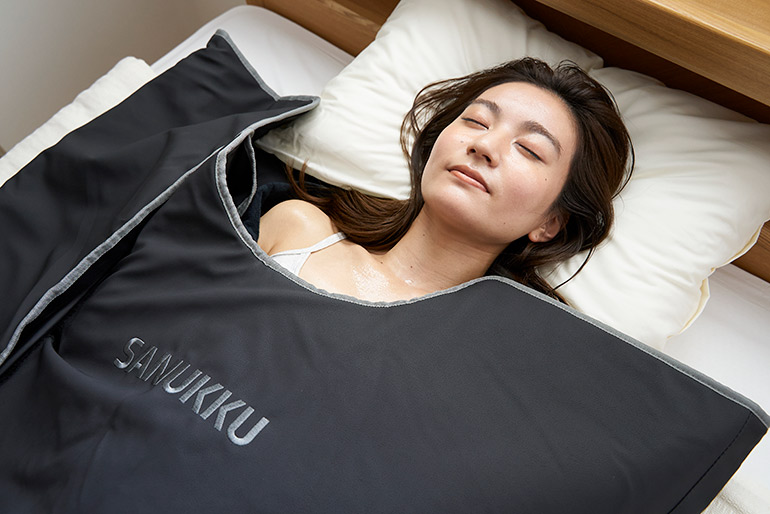 おうちで汗だくスッキリ！サヌック「遠赤外線サウナブランケット」で