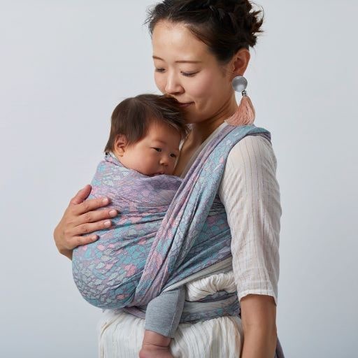 産後の抱っこを快適にするベビーラップはママの身体に優しく、新生児も