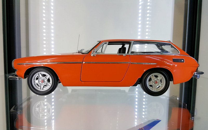 REVIEW: Minichamps Volvo P1800 ES • DiecastSociety.com