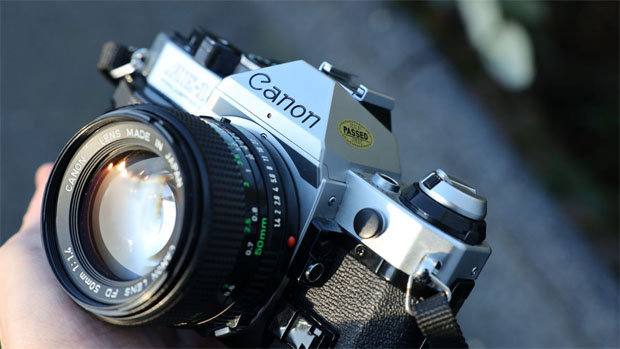 キヤノン「AE-1」は先進的な機能を手頃な価格で実現した画期的なカメラ