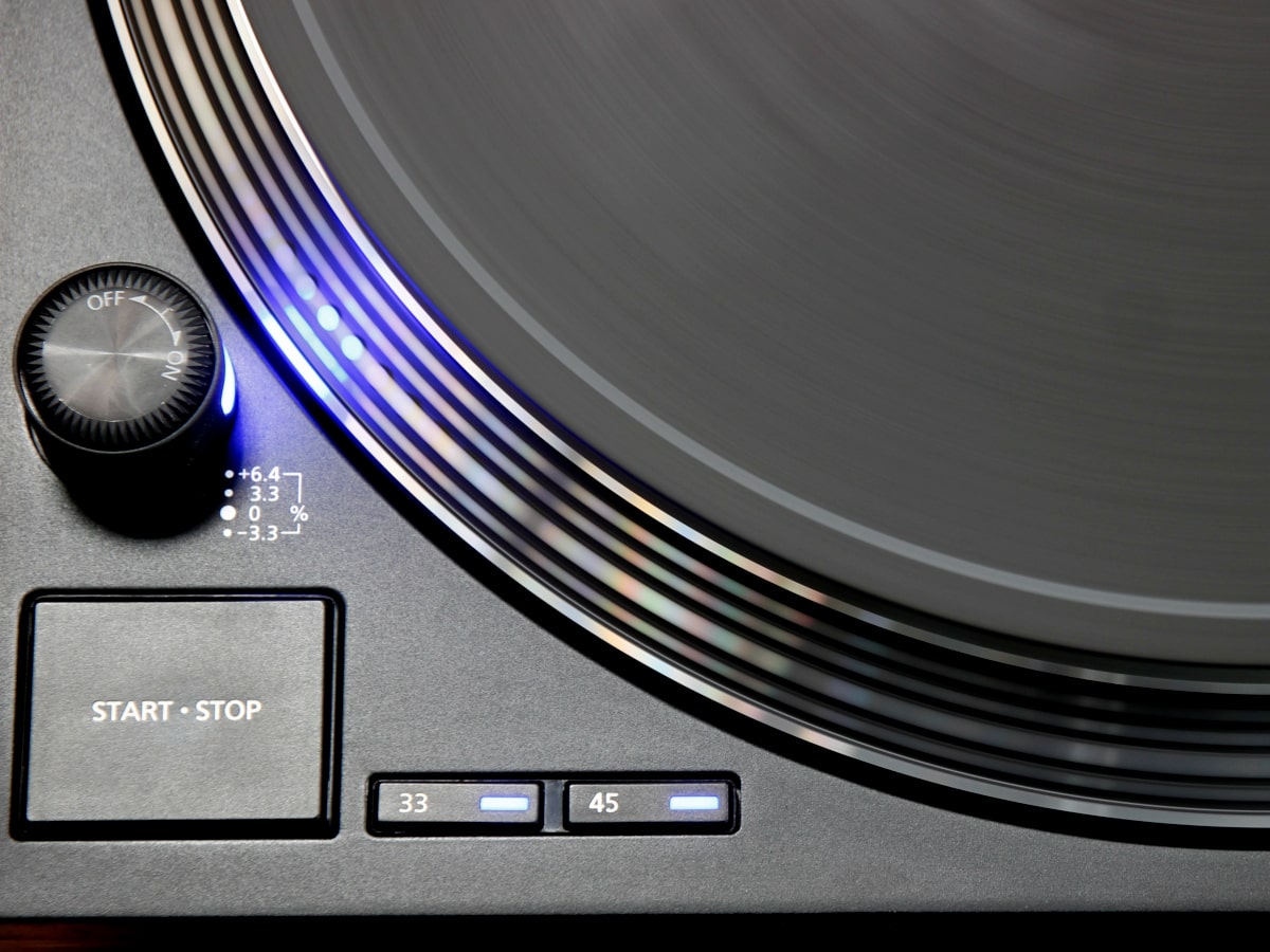 究極のDJギアか、至極のリスニングか?テクニクス SL-1200MK7とSL-1500C