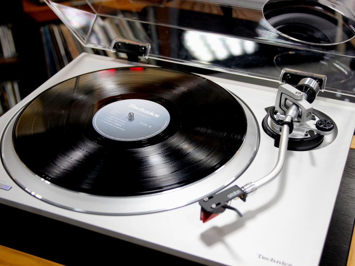 究極のDJギアか、至極のリスニングか?テクニクス SL-1200MK7とSL-1500C