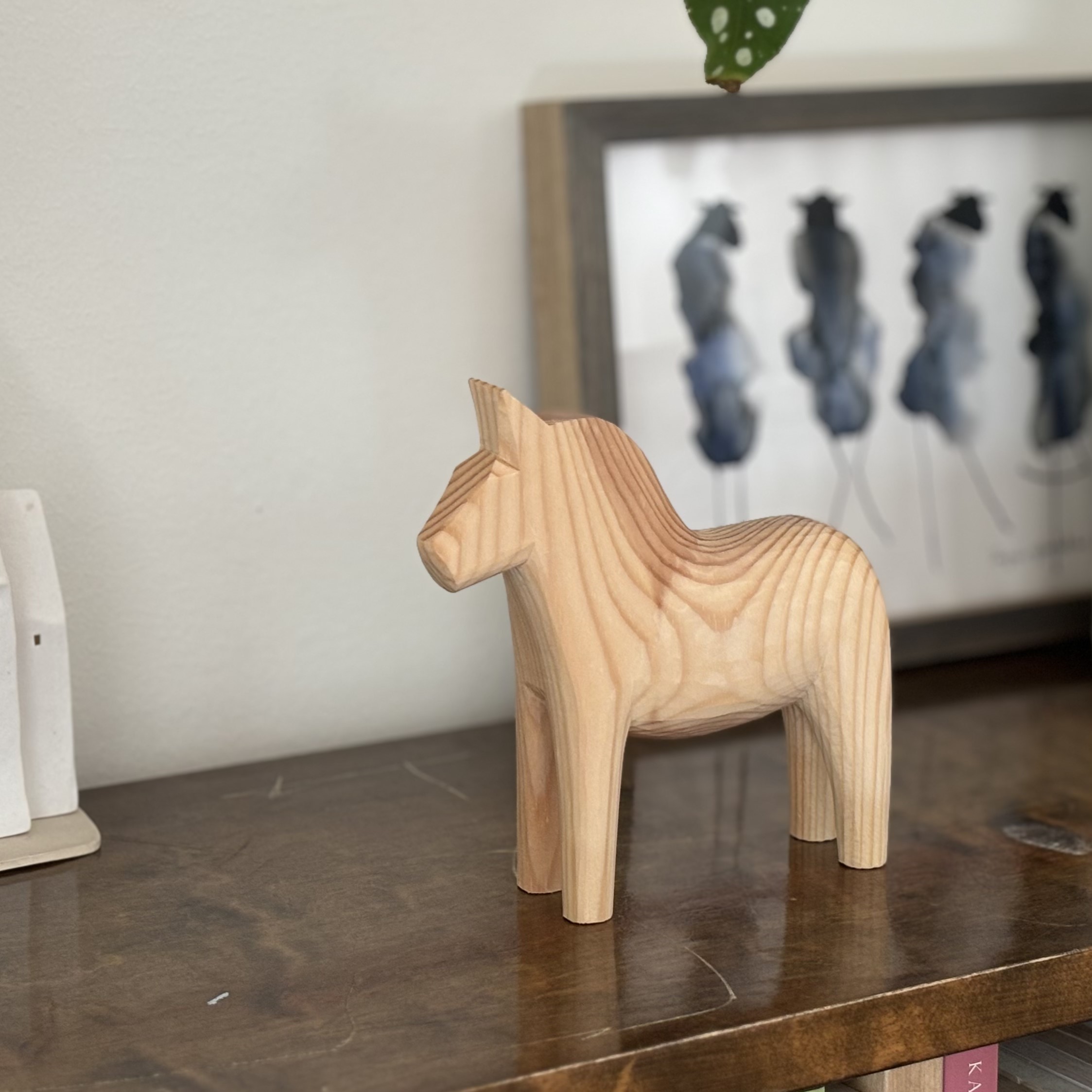 スウェーデンの幸せの馬、ダーラヘスト。天然木のナチュラル仕上げの