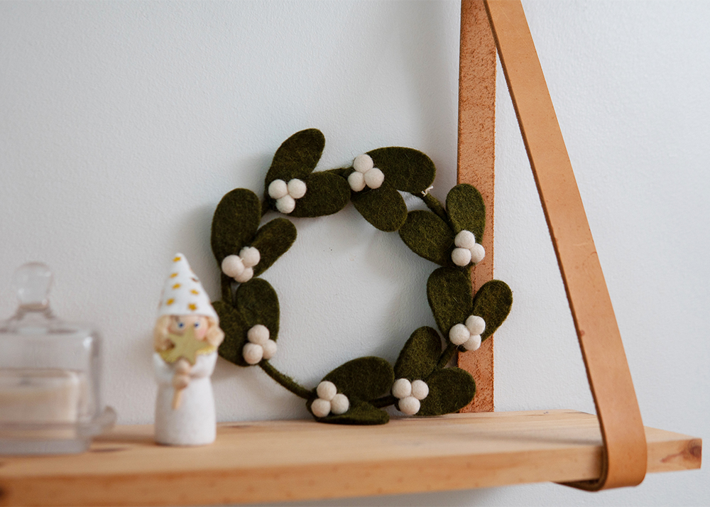 羊毛フェルトのクリスマスリース【ヤドリギ（S・L）ヤドリギスワッグ