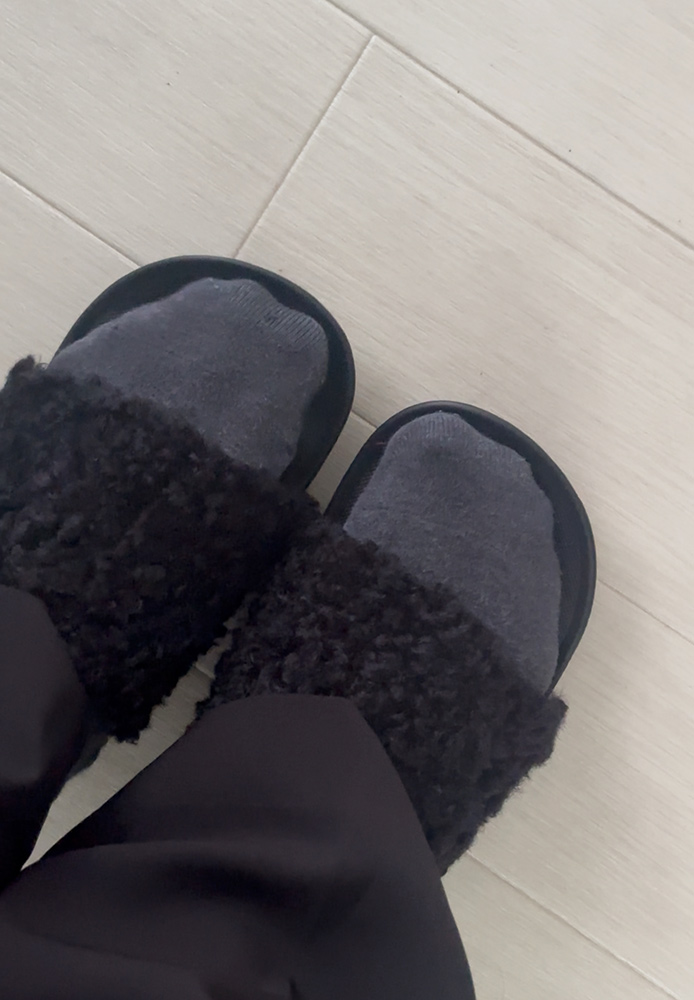 編集部内でもファン続出。かわいくて足に優しいOggi別注ボアサンダル