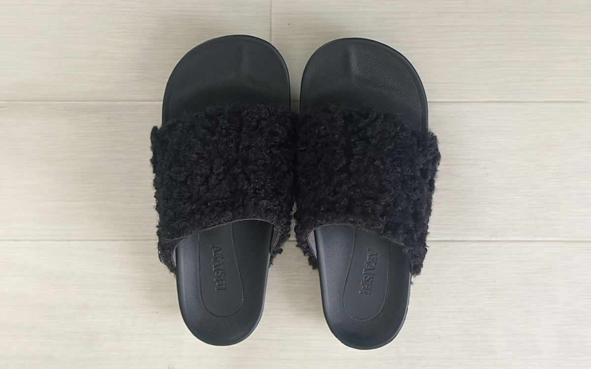 編集部内でもファン続出。かわいくて足に優しいOggi別注ボアサンダル