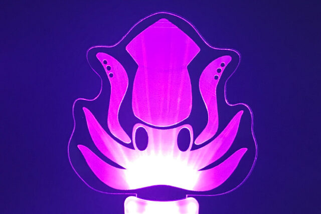 深海から閃光を放つ巨大イカのアクリルペンライト | 同人グッズ.jp