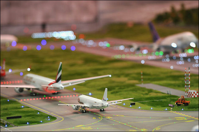 離着陸にイルミネーション、精密すぎて本物に見えてしまう世界最大の
