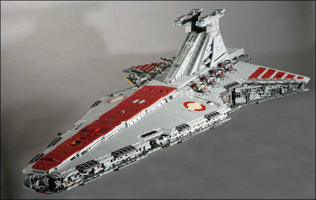 全長2.44m、レゴで作った「ヴェネター級スター・デストロイヤー」 - DNA