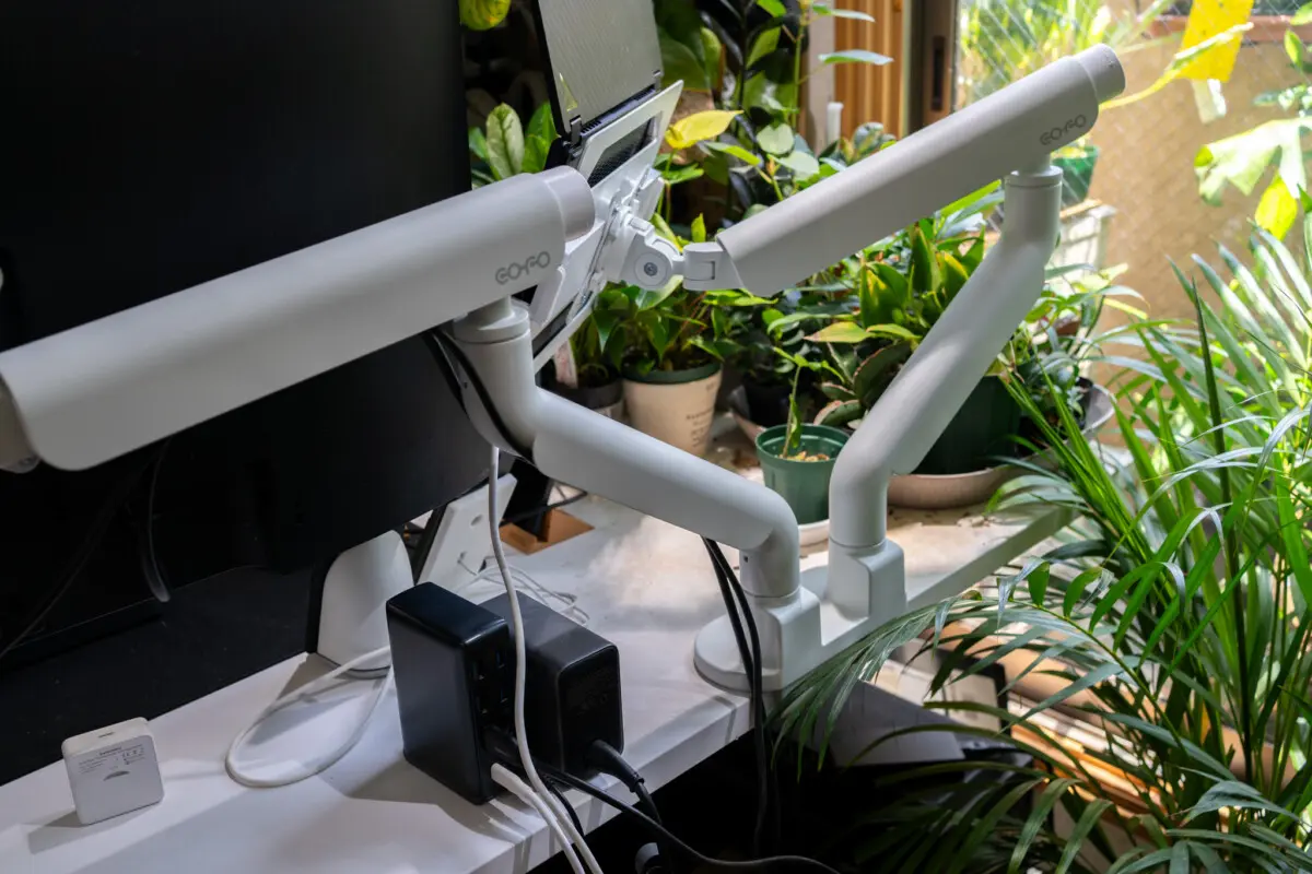 軽い力でも動かせる、スッキリしたデザインの「COFO 無重力モニター