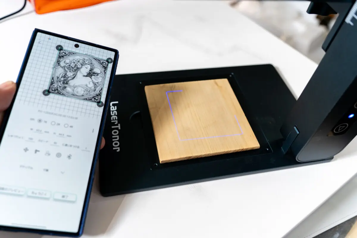 手軽に本格彫刻！折りたたみ式レーザー彫刻機「LaserTonor Pi 1