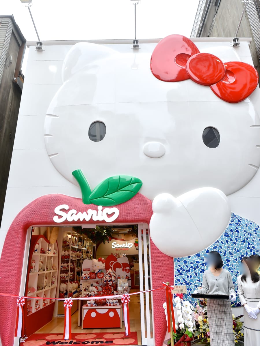 大きなハローキティが目印！サンリオギフトゲート浅草店