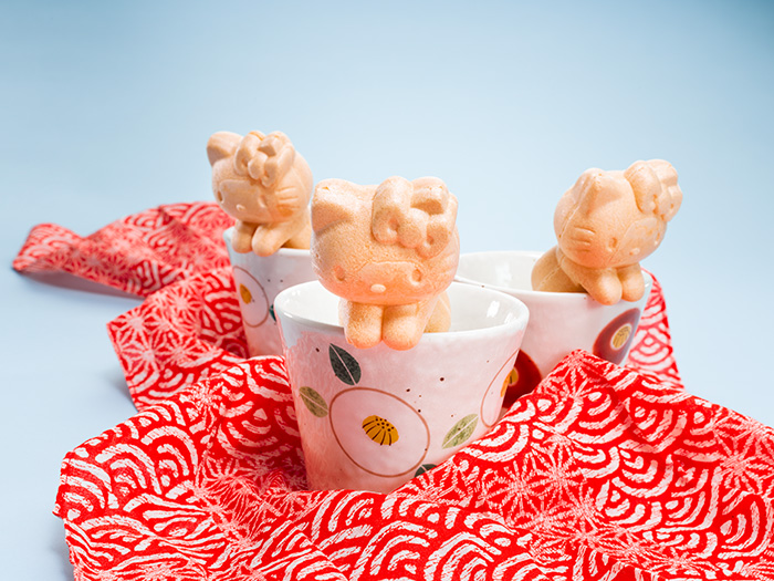 カップに乗せれるキティちゃんの和菓子！栗庵風味堂「ハローキティもなか」