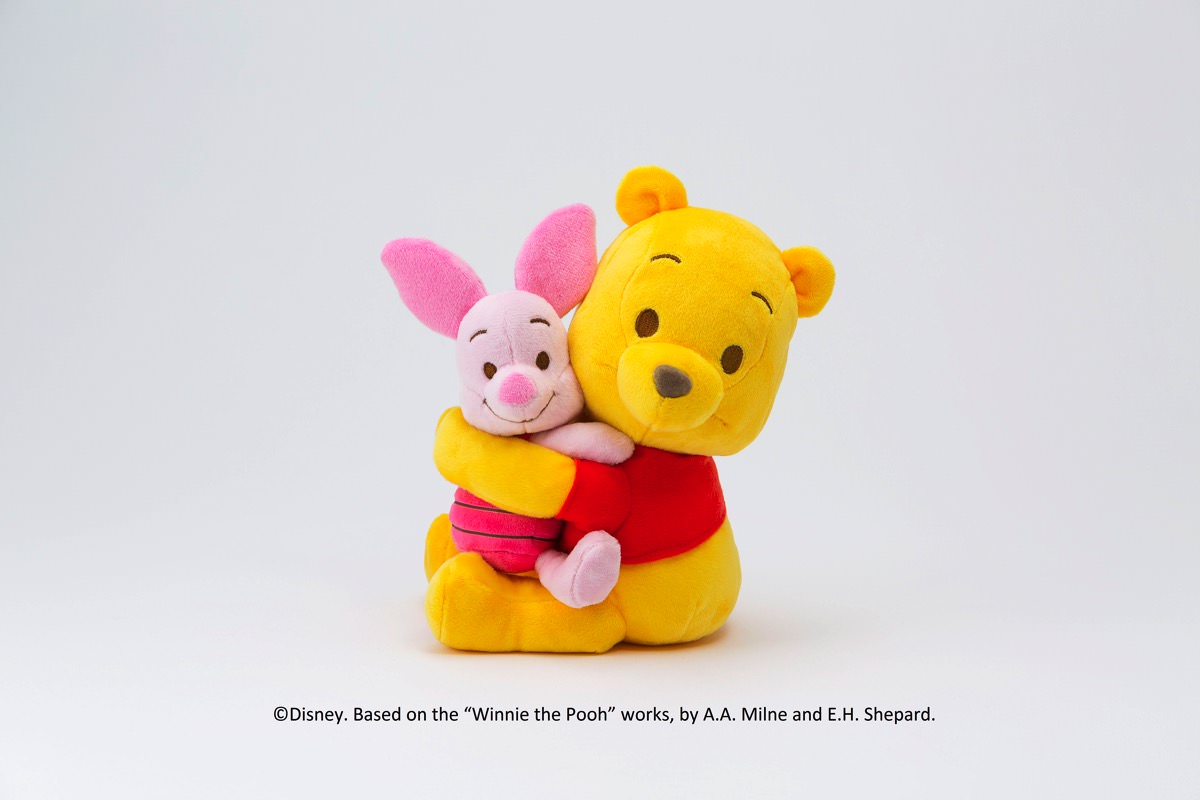 抱き合ったプーさんとピグレットがかわいい！慶祝用電報台紙「くまの