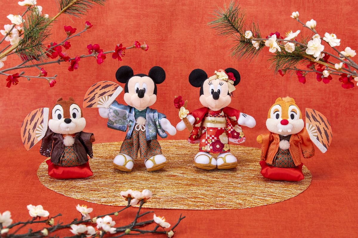 寅模様の扇子を持って登場！東京ディズニーリゾートのお正月2022