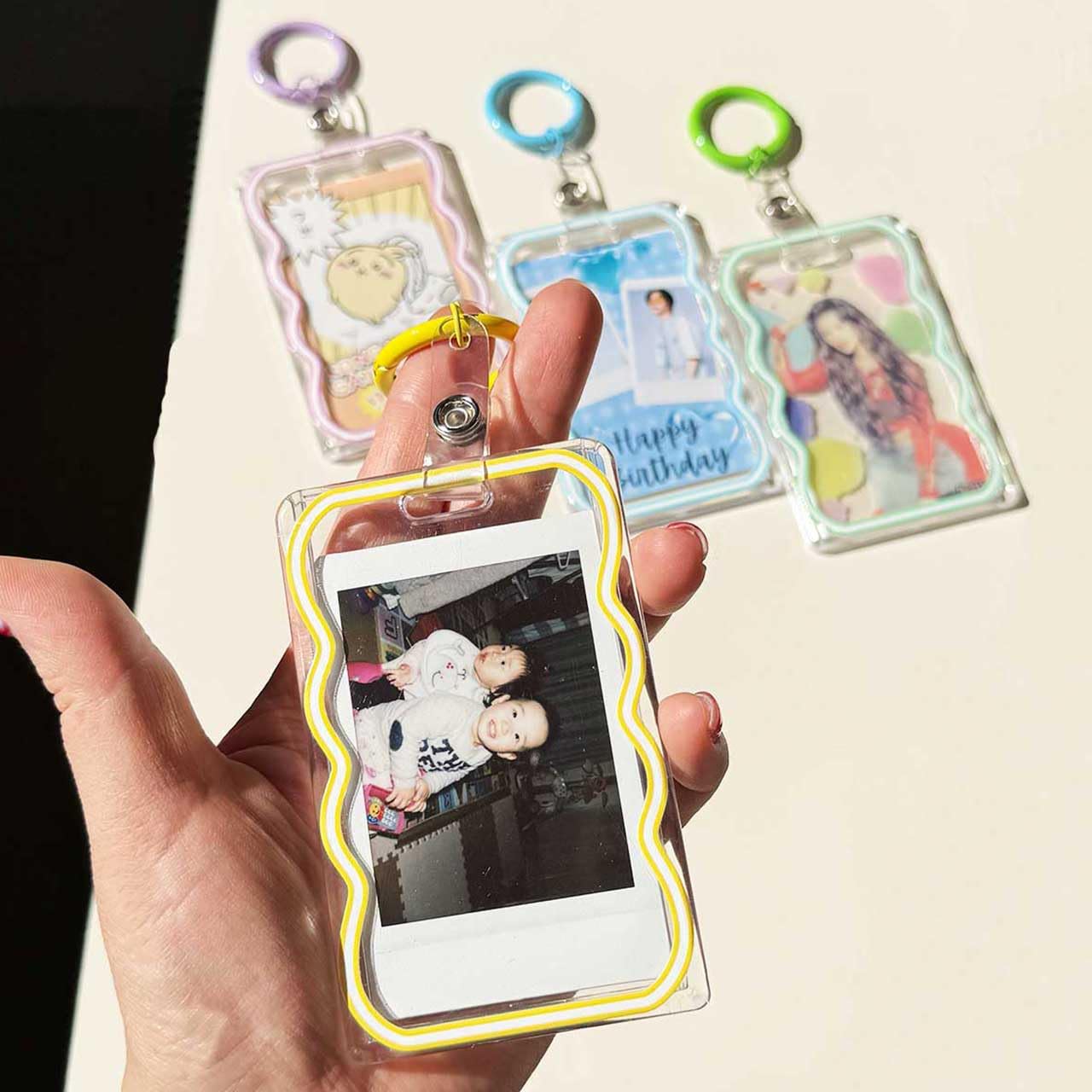 チェキホルダー キーホルダー うねうね トレカーホルダー スライド式