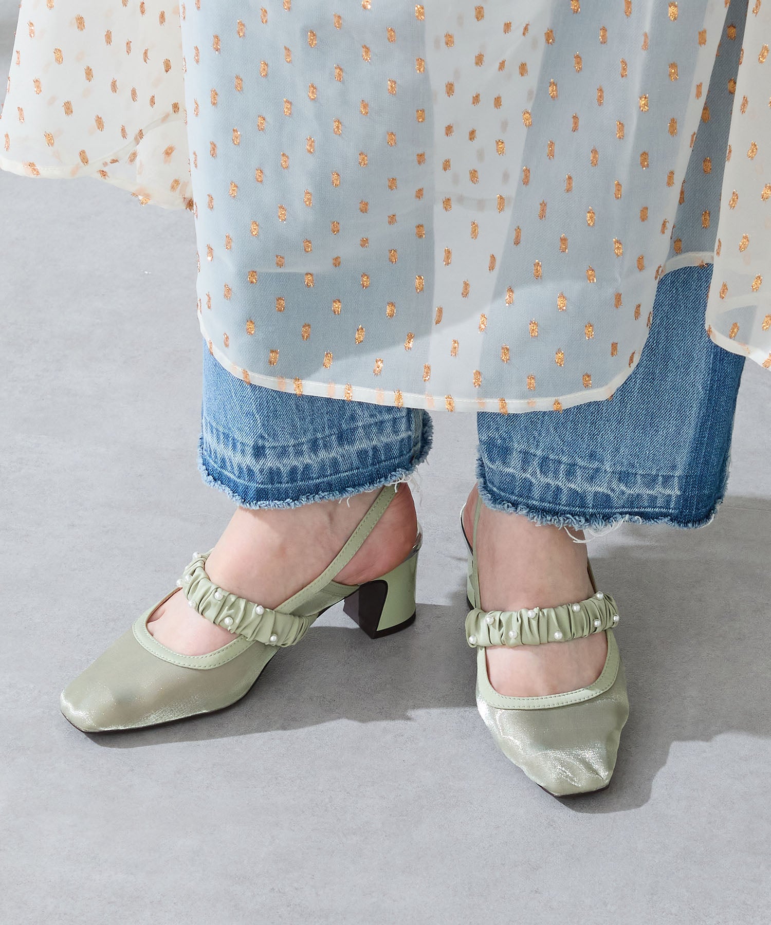 カタログ掲載アイテム】パール×シアーバックストラップパンプス/56309