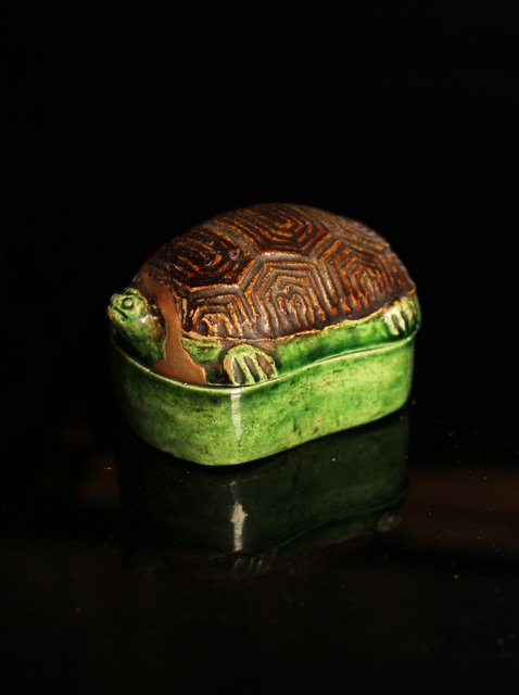 金印河濱支流 永楽造 亀交趾香合 K231｜骨董店 のびる 古美術 骨董