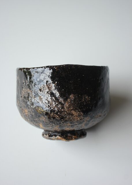 加納白鴎「古霊」手捻黒茶碗 共箱 P564｜骨董店 のびる 古美術 骨董
