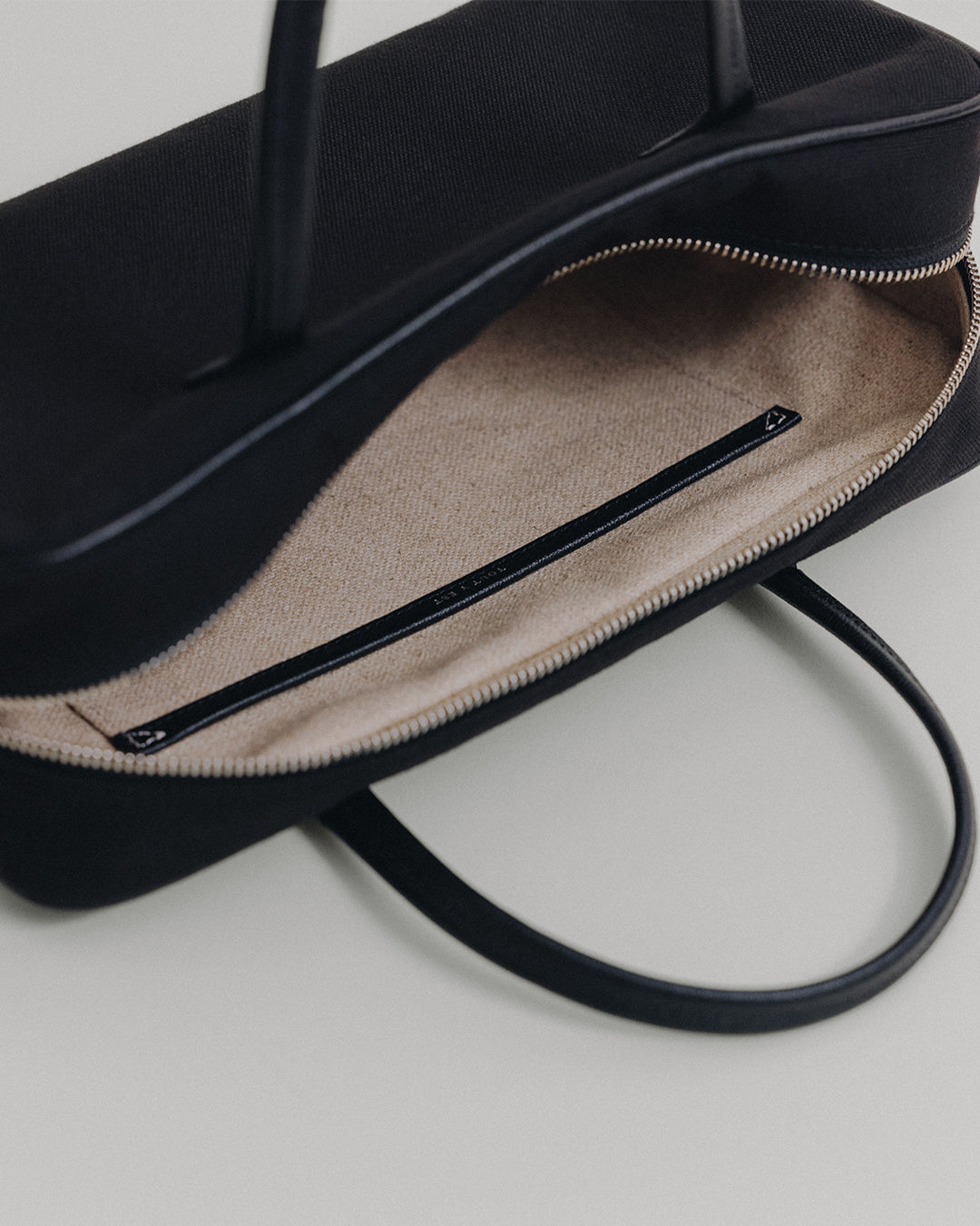 SAC LOQUET TOILE SMALL BLACK – TOUT Y EST EN