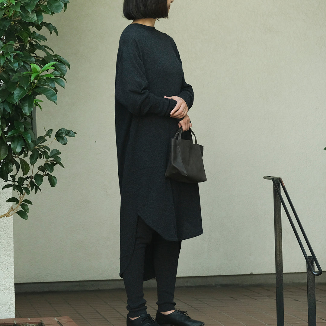 カシミヤに包まれる、リラクシーなニットワンピース – Envelope