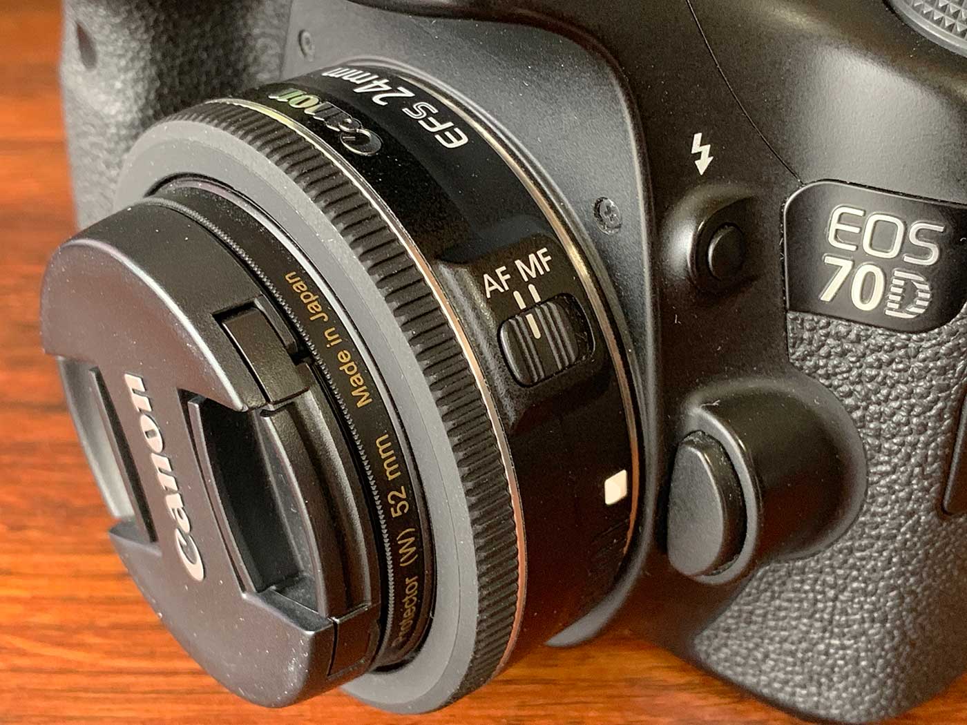 キヤノン24mmパンケーキレンズ「EF-S24mm F2.8 STM」。薄くて軽く