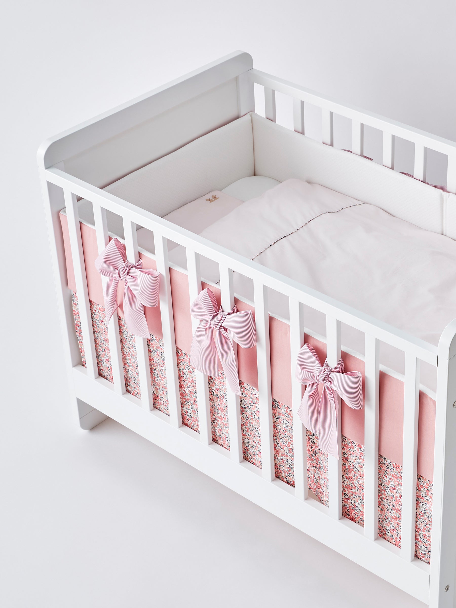 ファミリア ベビーベッド ホワイト ファミリア ベビーベッド ホワイト