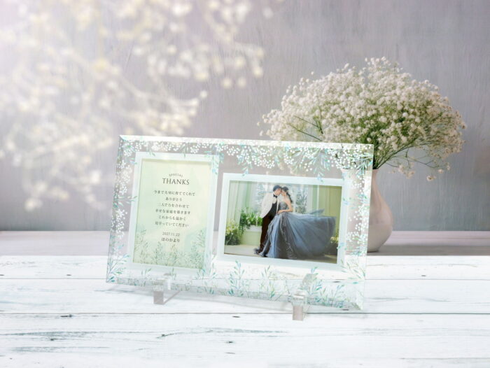 新商品情報】ガラスフォトフレーム子育て感謝状に「かすみ草」デザイン