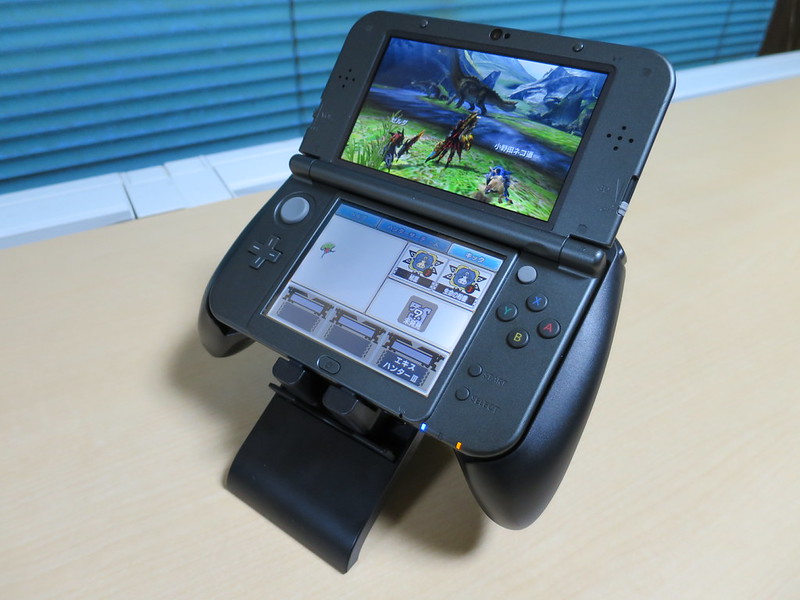 スタンド付きのグリップで狩りを快適に！「モンスターハンターダブル