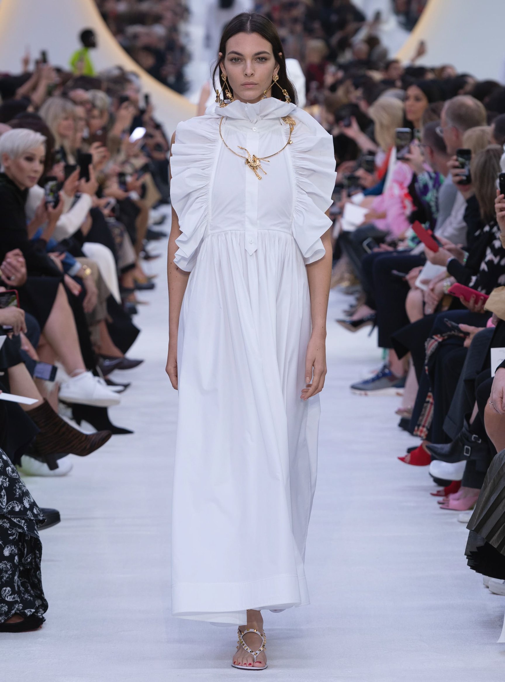 ヴァレンティノ20年春夏は引き算の白とジャングルモチーフ、ジュエリー