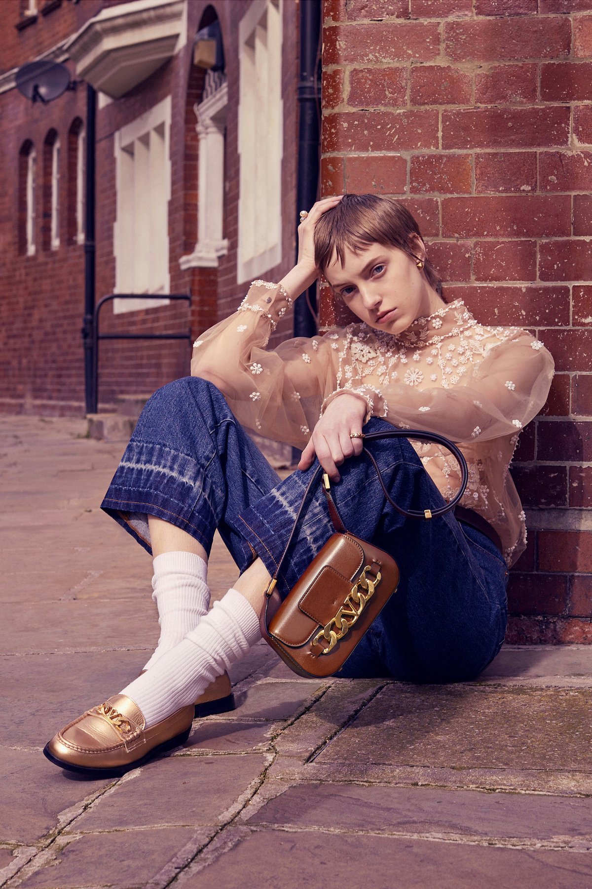 ヴァレンティノが「Vロゴチェーン」をあしらった新作発売 バッグや