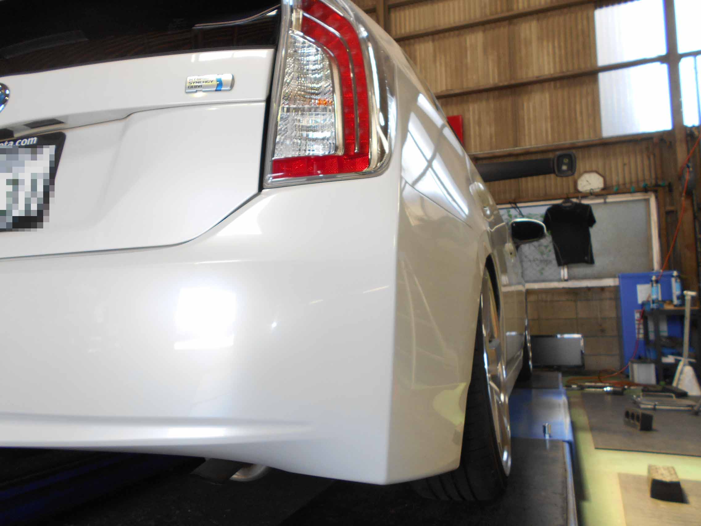 プリウスにリアキャンバープレートの取付とファンダーツメ曲げ作業