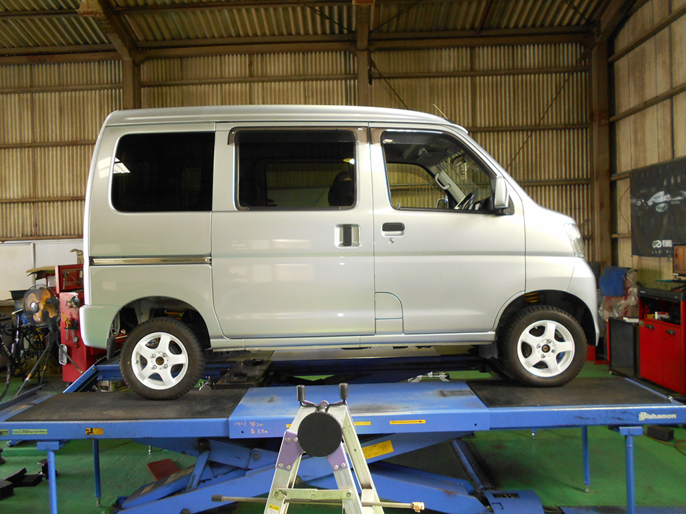 ハイゼットカーゴ S331VにJICのアップサスの装着と四輪アライメント