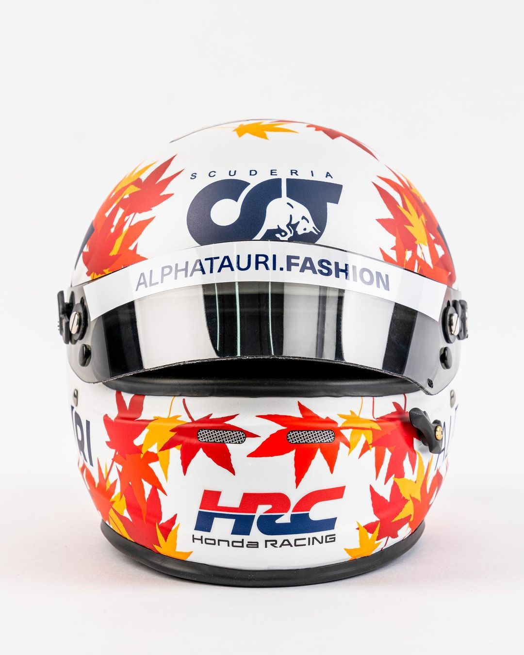 角田裕毅 2023年F1シーズン着用デザインの1/2ミニヘルメットを限定販売