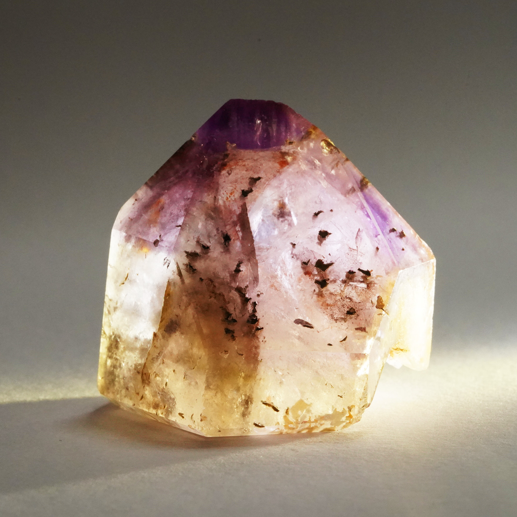 様々な鉱物が創り出す世界が美しい！ドリームコートレムリアンシード