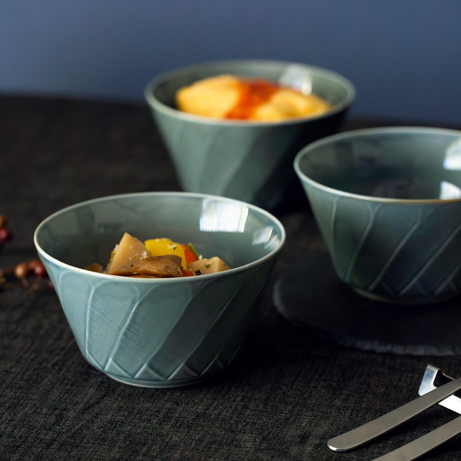 Standard Edition｜彫刻紋〈藍墨〉24cm皿｜西海陶器 | SAIKAI B-SHOP