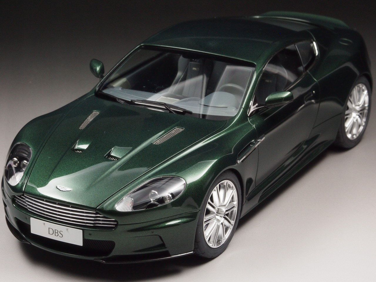 アストンマーティン DBS