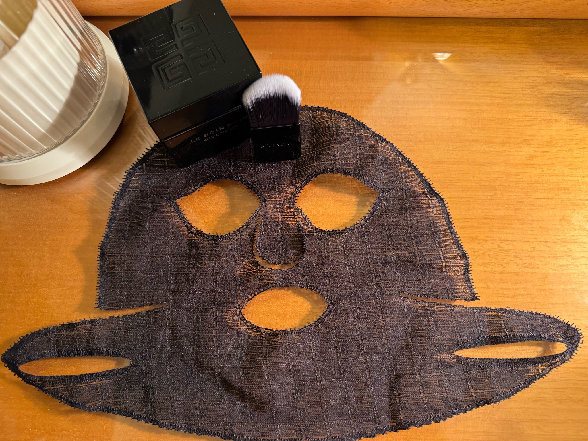 ジバンシイ / ソワン ノワール ファーミングレース マスクの公式商品