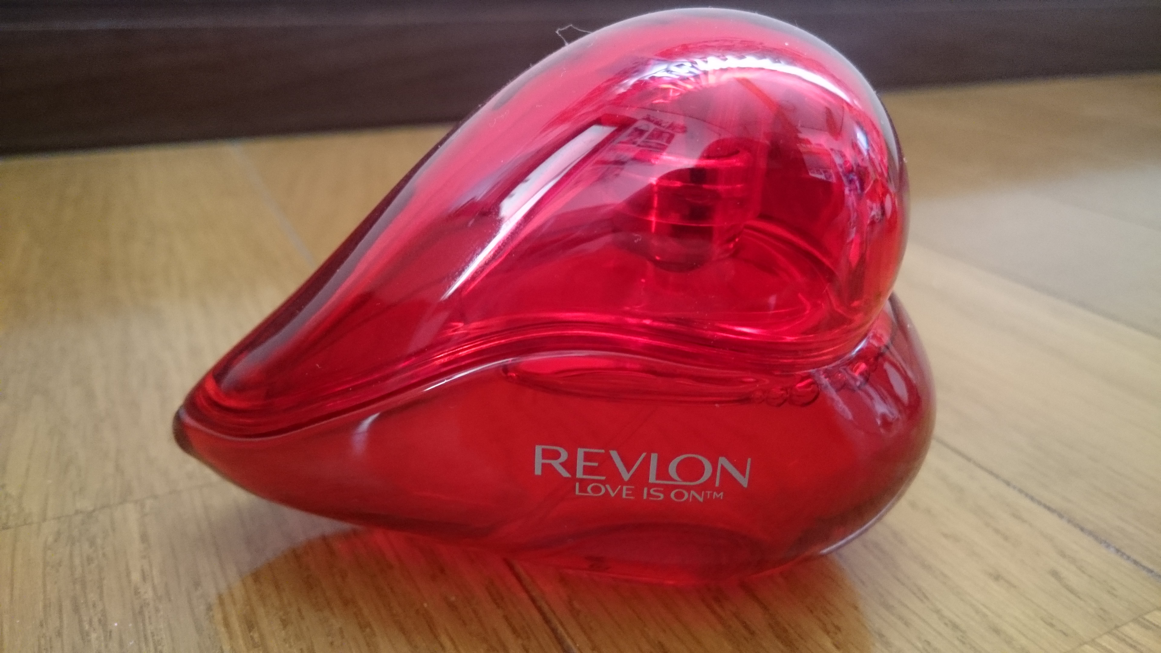 レブロン / ラブ イズ オン オードトワレの公式商品情報｜美容・化粧品