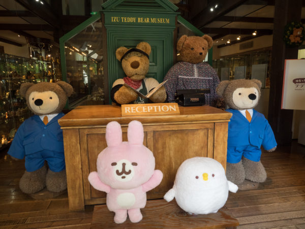 カナヘイの小動物] ピスケとうさぎがテディベア作りのアルバイト