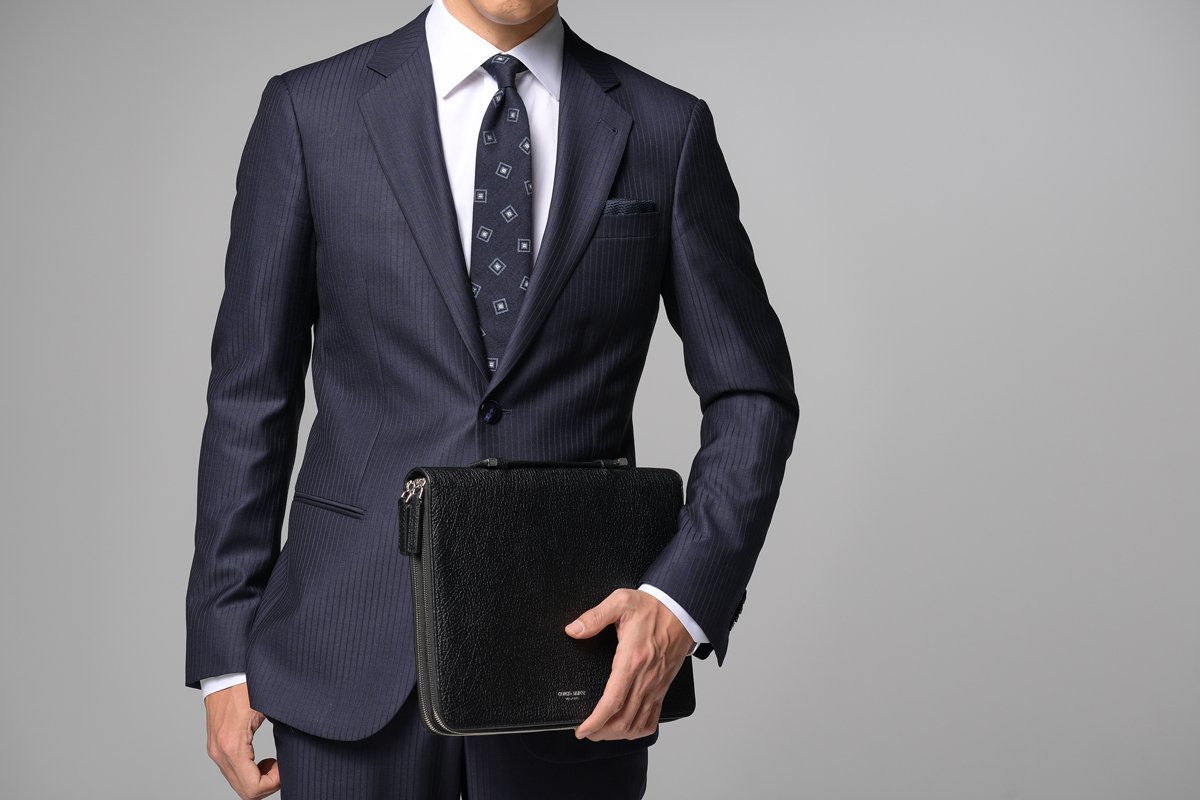 ジョルジオ アルマーニ】のスーツは、色気と男らしさを醸し出す