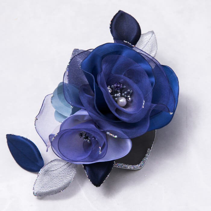 流れるラインのやさしいコサージュ ・ロイヤルブルー｜東京ソワール