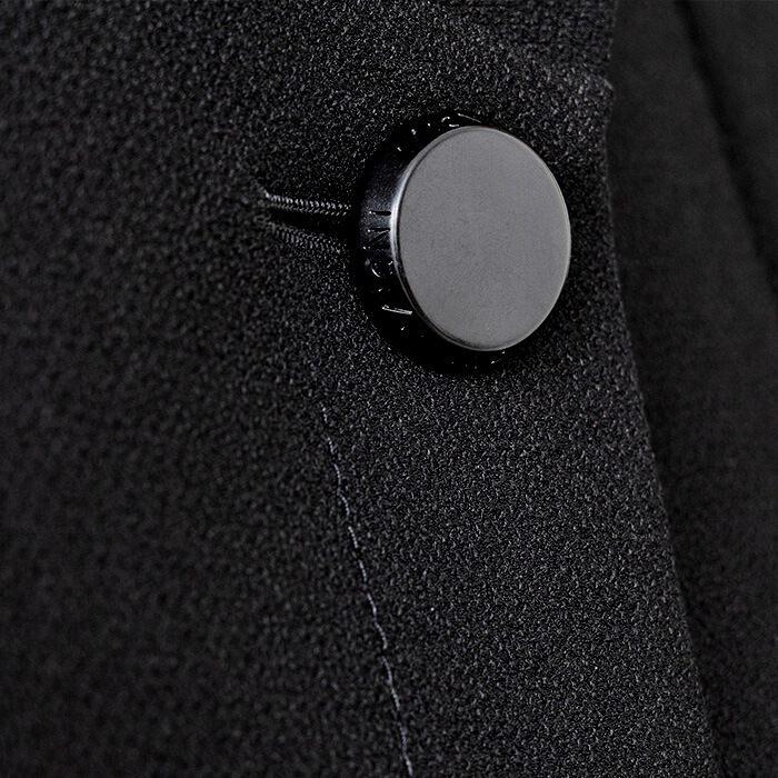 シャープな切り替えのライナーつきコート M・ブラック｜東京ソワール