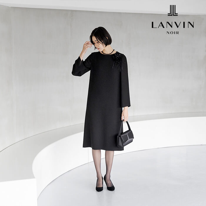 後ろのドレープがポイントのモダンなワンピース 11号・ブラック