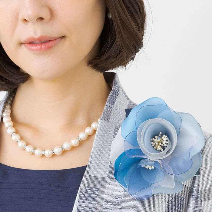 軽やかグラデーションのブーケコサージュ ・ブルー｜東京ソワール