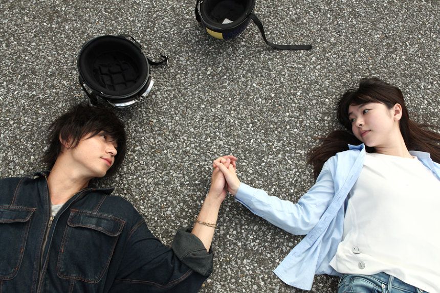 東出昌大×唐田えりか『寝ても覚めても』新写真 瀬戸康史、渡辺大知らも