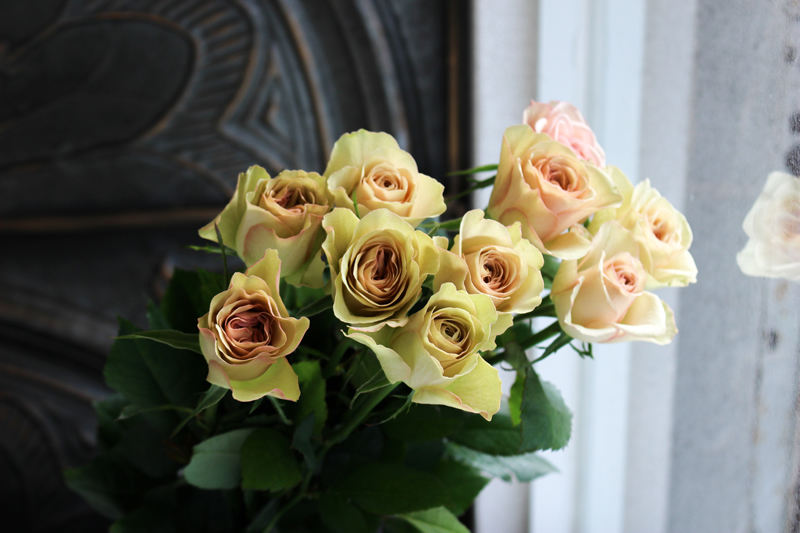 3月／チューリップ・ラナンキュラス・バラを花瓶に ｜ 大阪**花屋