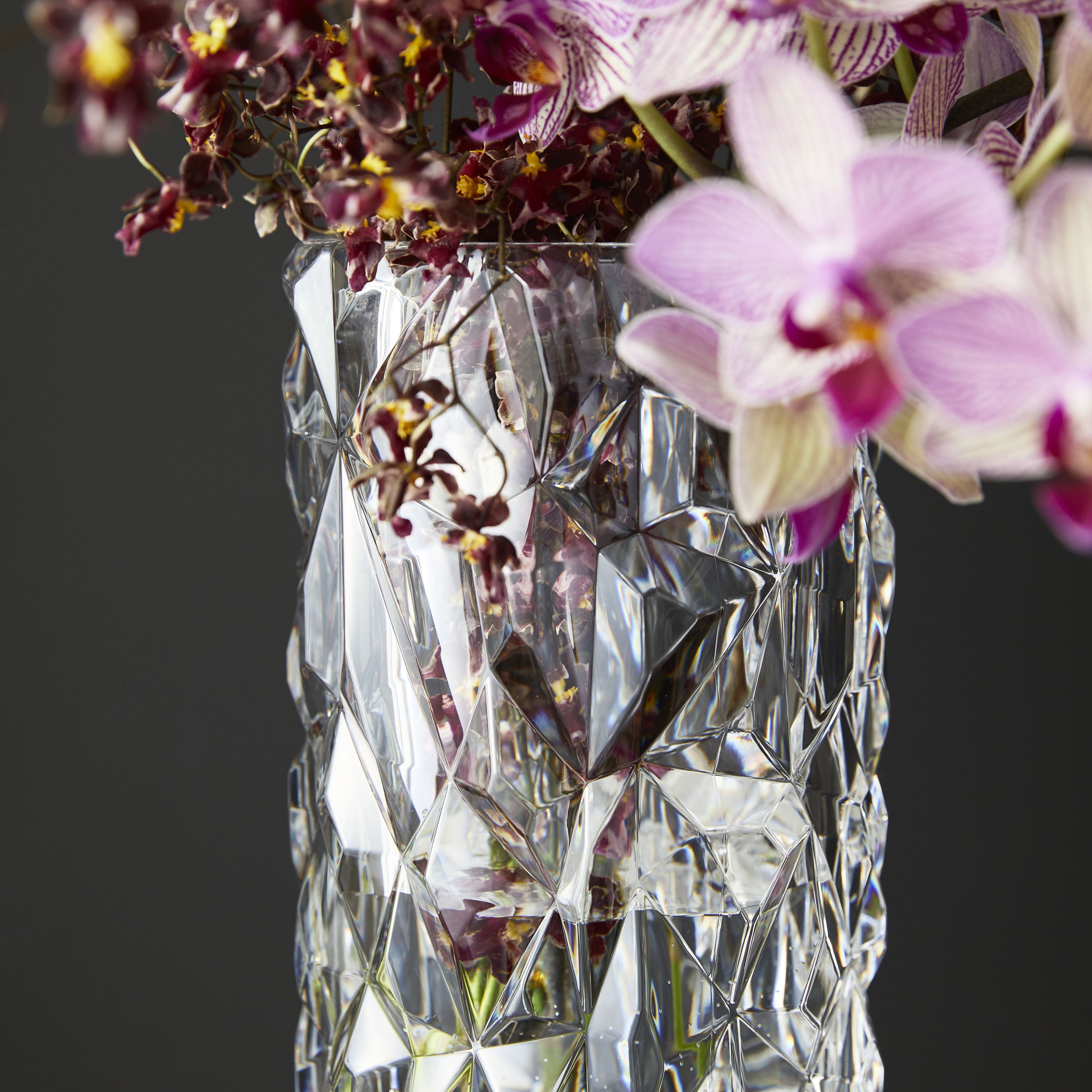 クリスタルガラスのような立体感が魅力の花瓶【PC glitter - ピーシー