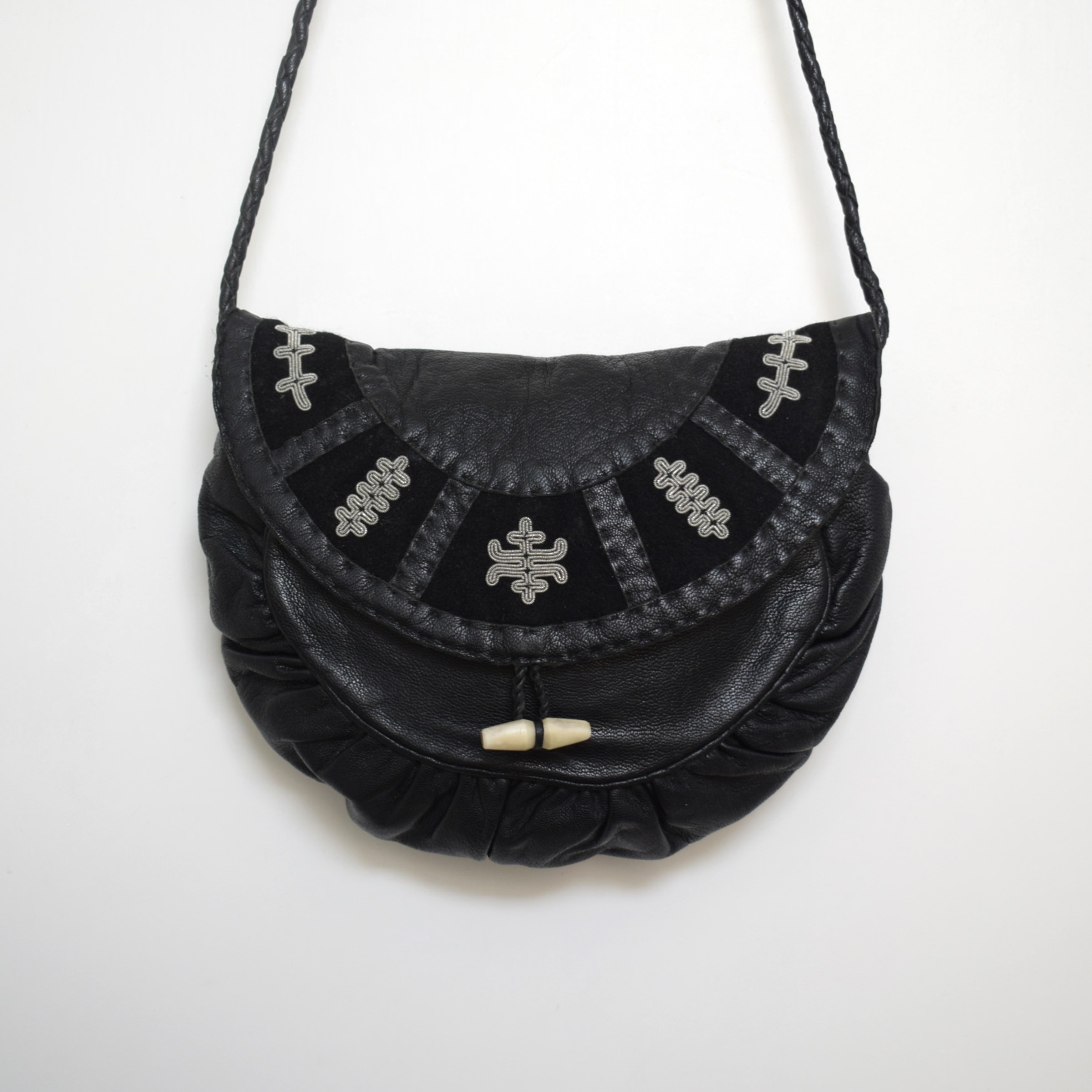 黒のポシェット・ピューター刺繍② / サーミ族の伝統工芸品